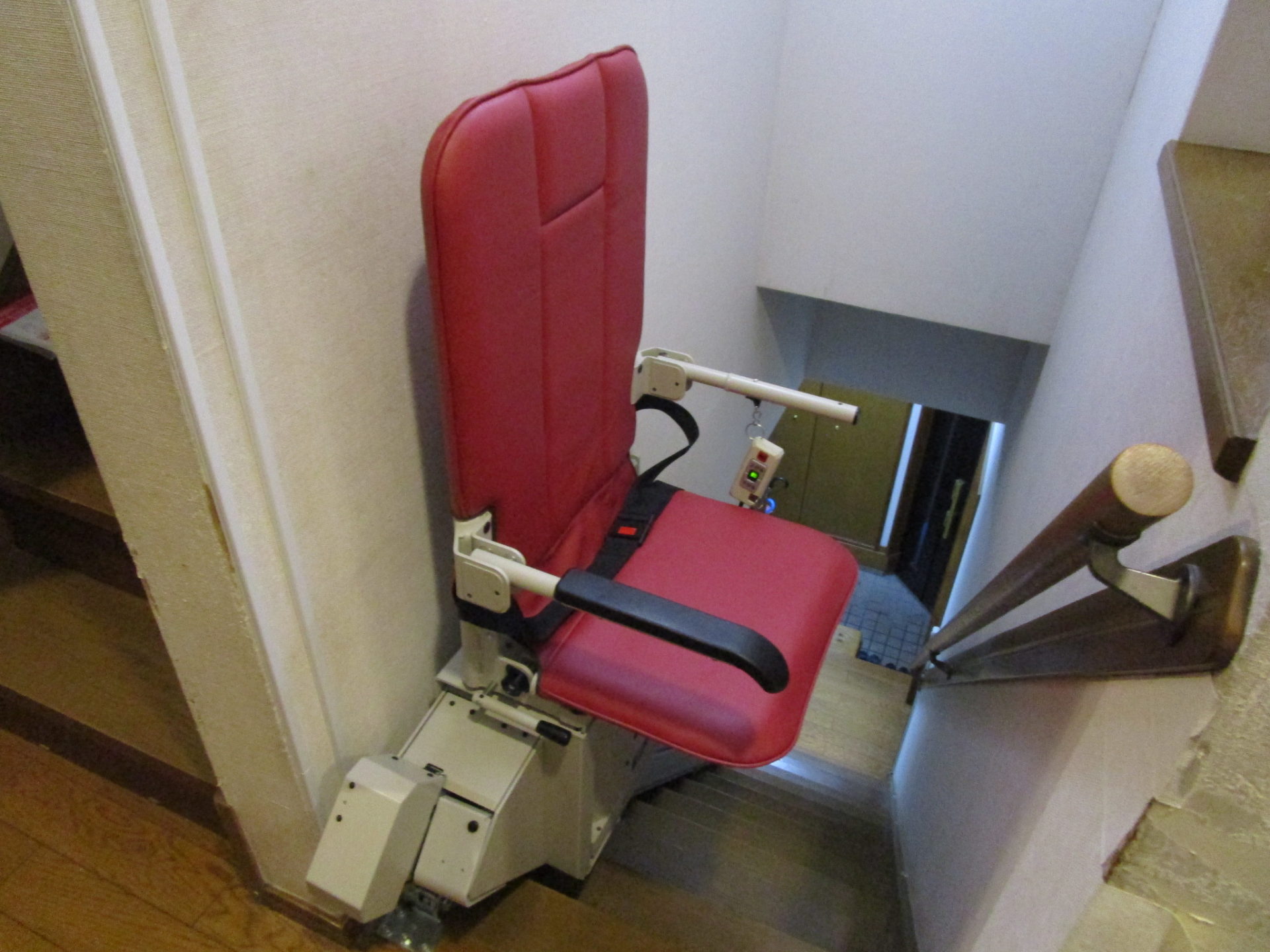 いす式階段昇降機設置工事 直線型 フジトモ株式会社