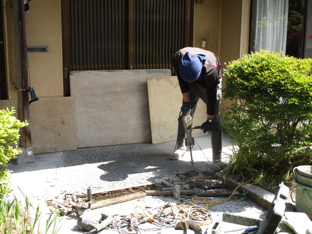 雨の日の転倒防止 アプローチを滑りにくい仕上げへ フジトモ株式会社