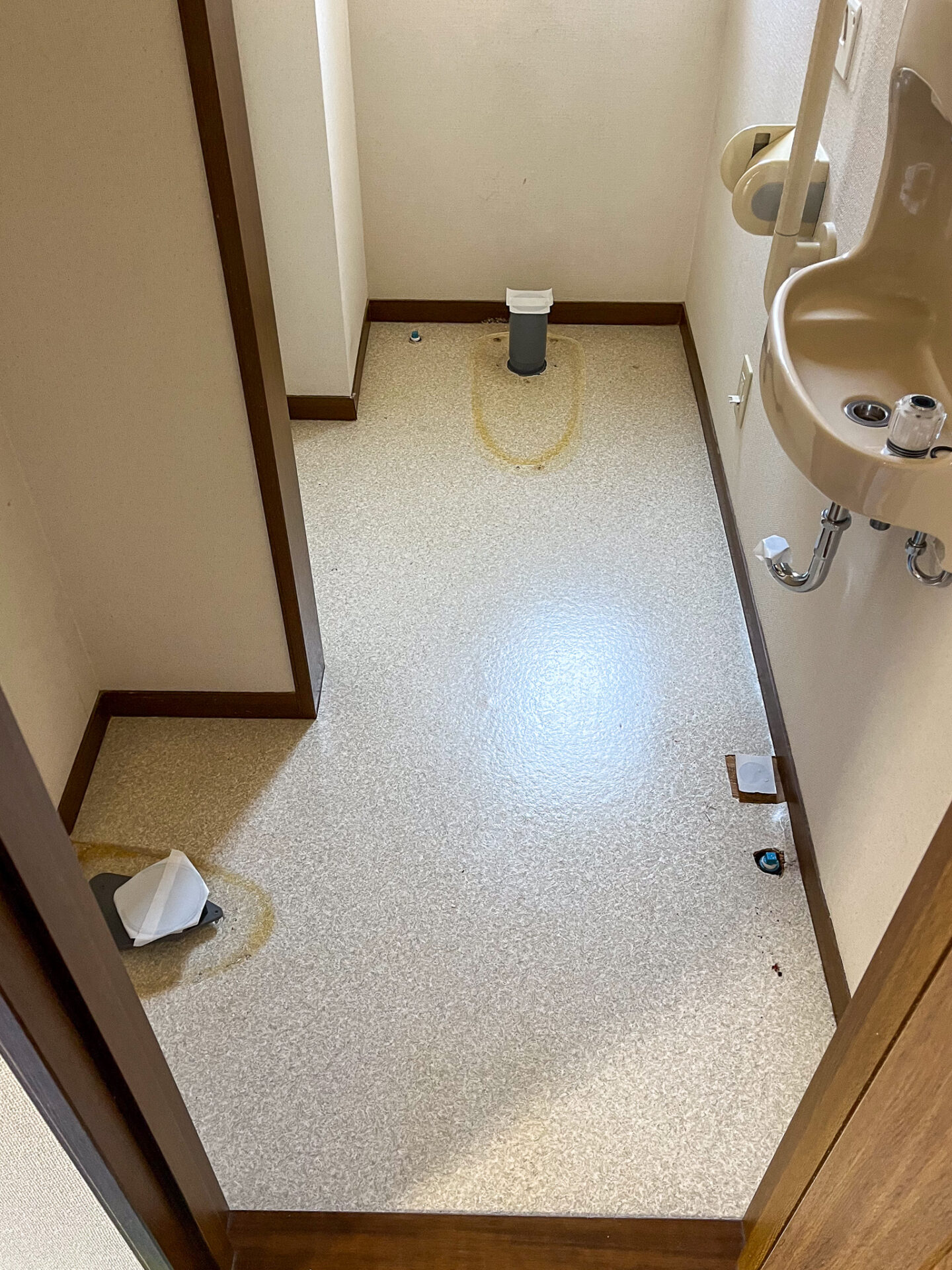 1階トイレ施工中（便器取り外し）