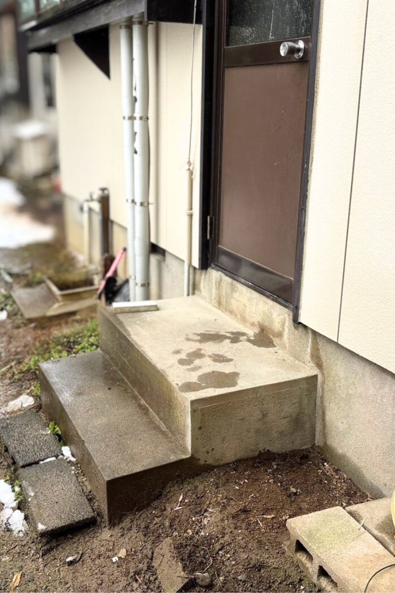 【新潟市秋葉区|通路幅を狭めない外部階段の屋外手すり。側面付け施工事例】