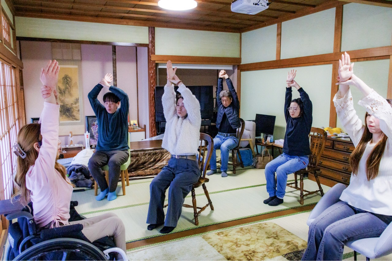 ヨガ教室でのスタッフの様子