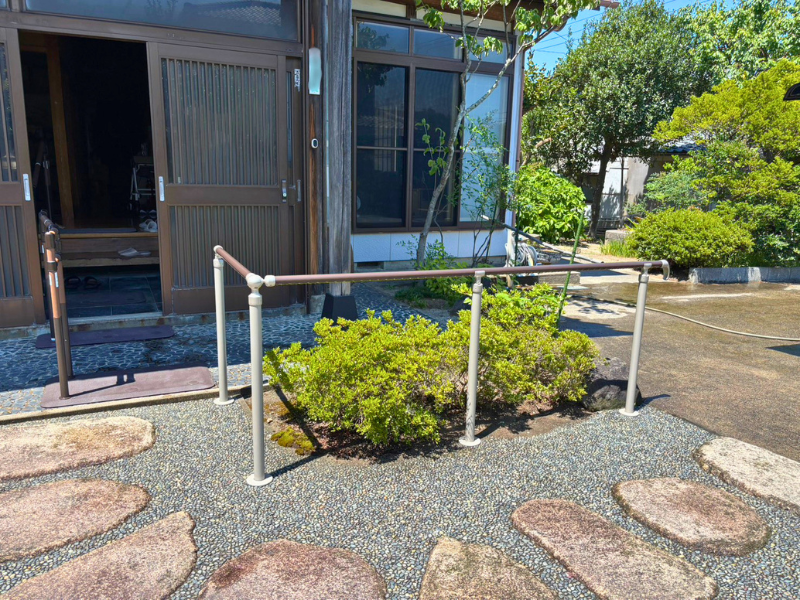 新潟市西蒲区|屋外・室内・浴室に手すりを設置。家の中から外出まで安心の動線に