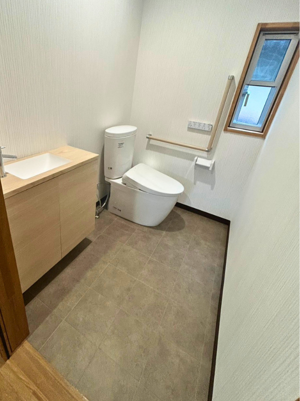 壁紙と床を張り替えたトイレリフォーム施工後