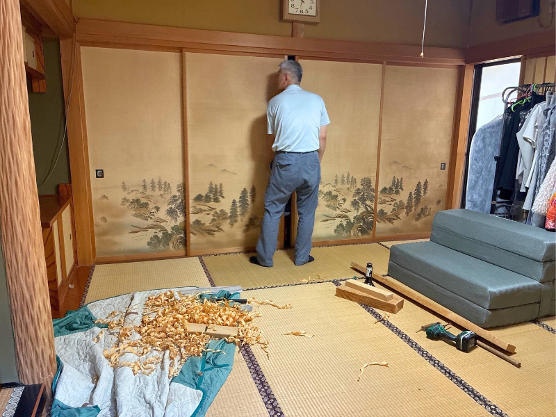 鴨居のたわみで閉まらなくなった襖を調整する様子